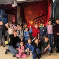 Dzieci na wycieczce w kręgielni Król Kul na półkoloniach zimowych w Łodzi organizowanych przez Baby English Center