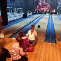 Dzieci podczas gry w kręgle na półkoloniach zimowych w Łodzi organizowanych przez Baby English Center