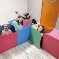 Dzieci podczas budowania zamku na półkoloniach zimowych w Łodzi organizowanych przez Baby English Center