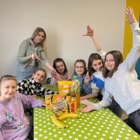 Dzieci podczas challangeu na półkoloniach zimowych w Łodzi organizowanych przez Baby English Center