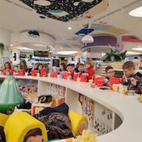 Dzieci podczas jedzenia posiłku Happy Meal na półkoloniach zimowych w Łodzi organizowanych przez Baby English Center