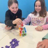 Dzieci podczas gier z misie na półkoloniach zimowych w Łodzi organizowanych przez Baby English Center