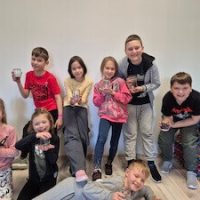 Dzieci podczas warsztatów z tworzenia magicznych słoików na półkoloniach zimowych w Łodzi organizowanych przez Baby English Center