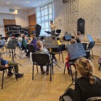 Dzieci na wycieczce w akademii muzycznej na półkoloniach zimowych w Łodzi organizowanych przez Baby English Center