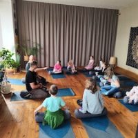 Dzieci podczas relaksu na jodze na półkoloniach zimowych w Łodzi organizowanych przez Baby English Center