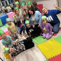 Dzieci podczas warsztatów z tworzenia nakryć głowy w stylu żabka na półkoloniach zimowych w Łodzi organizowanych przez Baby English Center